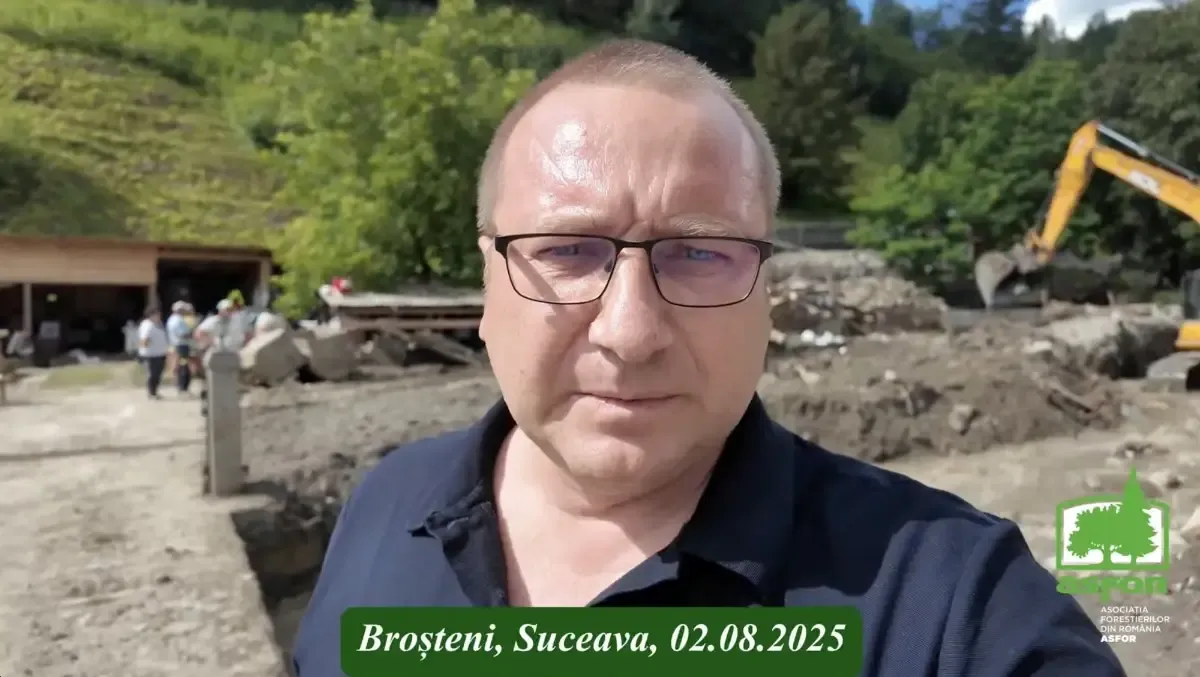 Ciprian Dumitru Muscă la Broșteni, pe 2 august 2025, în fața unei curți acoperite de mâl, cu un excavator în fundal
