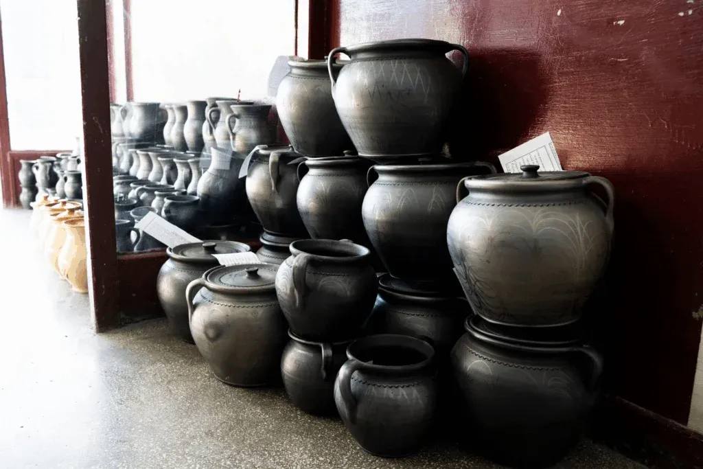 Vase de ceramică neagră de Marginea, stivuite
