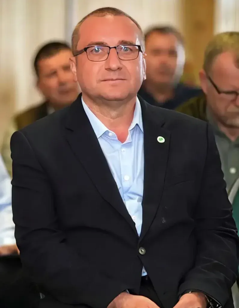 Nu ardem pădurea. Dar nici nu stingem focul din vatra satului