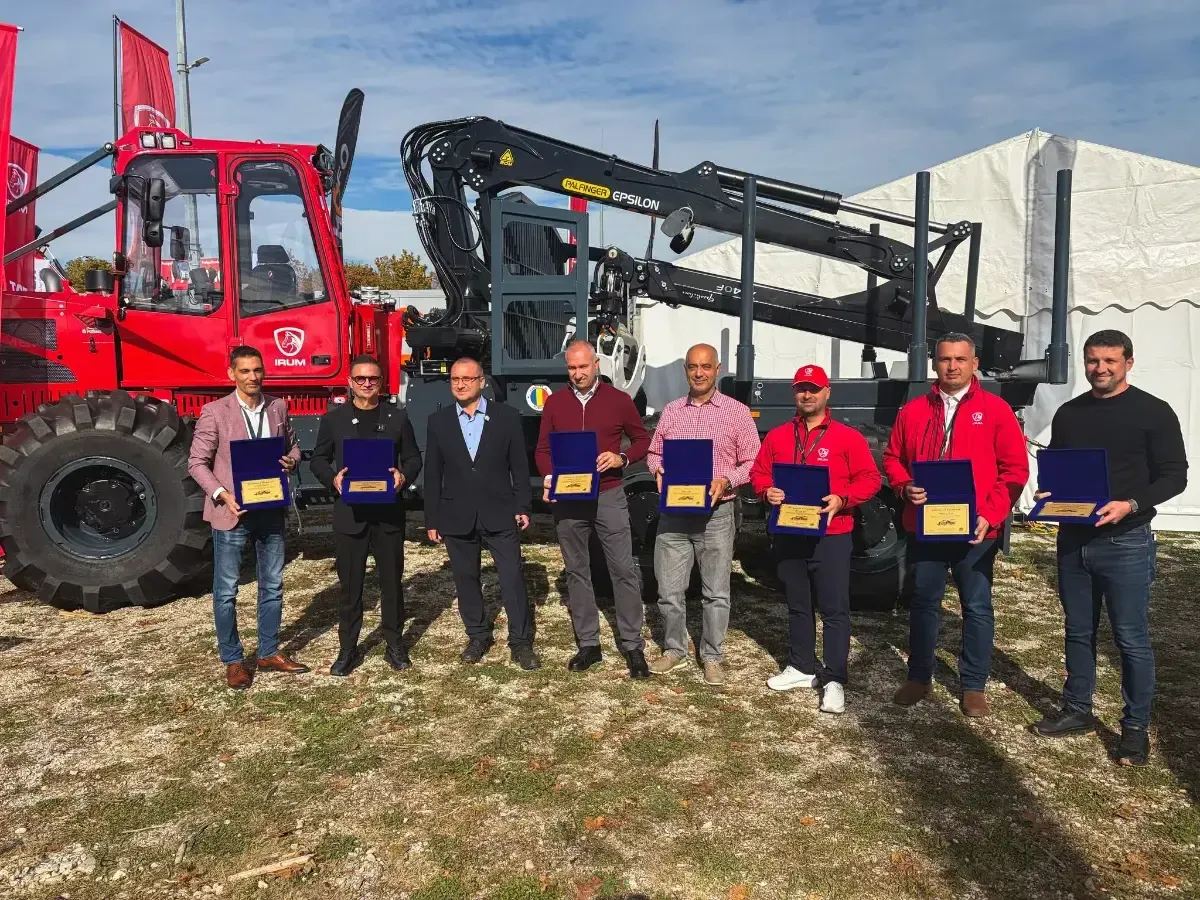 Echipa IRUM care a proiectat TAF-X Combi, cu distincțiile primite, în fața tractorului, la INTERFORST München