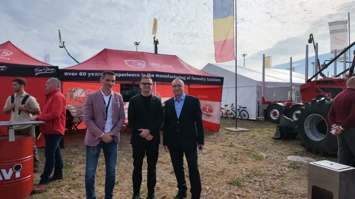 Standul IRUM de la INTERFORST München, cu tricolorul românesc și tractoare forestiere expuse